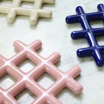 klevering Trivet grid speckle
